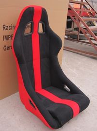 JBR-Universaleimer, der die Sitze rot und die schwarzen Schalensitze bequem läuft